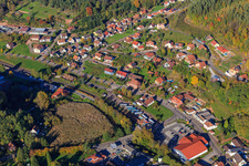 Vue aérienne de Netto Marken-Discount et gare routière à Bundenthal dans le département Rhénanie-Palatinat, Allemagne