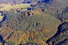 Vue aérienne de Ruines du château de Drachenfels à Busenberg dans le département Rhénanie-Palatinat, Allemagne