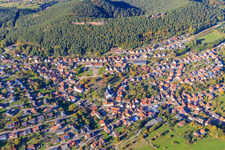 Vue aérienne de Vue de la ville depuis le sud à Busenberg dans le département Rhénanie-Palatinat, Allemagne