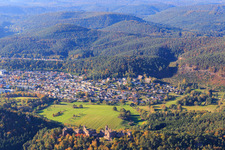 Vue aérienne de Hauensteiner Straße et Hermitage Dahn - Appartement de vacances dans maison mitoyenne à Dahn dans le département Rhénanie-Palatinat, Allemagne