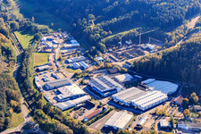 Vue aérienne de Zone industrielle Industriestraße vue du nord avec Frank Handels-GmbH & Co. KG, commerce de pierres naturelles Manfred Leidner et location de grues à Dahn dans le département Rhénanie-Palatinat, Allemagne