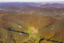 Vue aérienne de Bärenbrunnerhof dans la vallée de Bärenbrunner à Busenberg dans le département Rhénanie-Palatinat, Allemagne