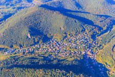 Vue aérienne de Vue du village dans la forêt du Palatinat depuis le sud à Lug dans le département Rhénanie-Palatinat, Allemagne