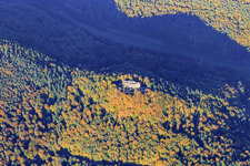 Vue aérienne de Les ruines du château de Meistersel sont échafaudées pour être rénovées à Ramberg dans le département Rhénanie-Palatinat, Allemagne