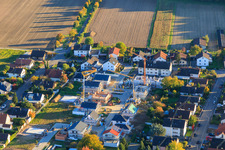 Vue aérienne de Chantiers de construction dans la nouvelle zone de développement Am Wingert à le quartier Hayna in Herxheim bei Landau dans le département Rhénanie-Palatinat, Allemagne