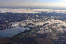 Vue aérienne de Gravière pour l'extraction de gravier de Pfadt GmbH Kieswerk-Baustoffe sous les nuages à Leimersheim dans le département Rhénanie-Palatinat, Allemagne