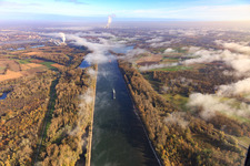 Vue aérienne de Parcours du Rhin et piste cyclable du barrage du Rhin sous les nuages du sud à Hördt dans le département Rhénanie-Palatinat, Allemagne