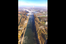 Vue aérienne de Cours du Rhin sous les nuages du sud à Hördt dans le département Rhénanie-Palatinat, Allemagne
