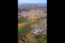 Vue aérienne de Vue de la ville depuis le sud-est au-delà de la zone industrielle Industriestr à Sandhausen dans le département Bade-Wurtemberg, Allemagne