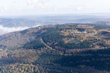 Photographie aérienne de Tours de transmission à le quartier Königstuhl in Heidelberg dans le département Bade-Wurtemberg, Allemagne