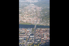Vue aérienne de Pont Theodor-Heuss pour la B3 sur le Neckar à le quartier Voraltstadt in Heidelberg dans le département Bade-Wurtemberg, Allemagne