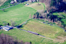 Vue aérienne de Terrain de football à le quartier Hiltersklingen in Mossautal dans le département Hesse, Allemagne