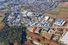 Vue aérienne de Zone industrielle de Waldstückerring avec le centre de livraison de Deutsche Post DHL et Elektro-Lutz GmbH à Bellheim dans le département Rhénanie-Palatinat, Allemagne