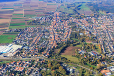 Vue aérienne de Vue d'ensemble de la ville depuis l'est à Bellheim dans le département Rhénanie-Palatinat, Allemagne