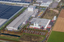 Vue aérienne de Entrepôts et bâtiments d'expédition de Tricor Packaging & Logistics AG à le quartier Offenbach in Offenbach an der Queich dans le département Rhénanie-Palatinat, Allemagne