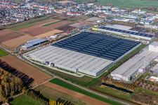 Vue aérienne de Complexe immobilier et terrain du centre logistique Mercedes Benz à le quartier Offenbach in Offenbach an der Queich dans le département Rhénanie-Palatinat, Allemagne