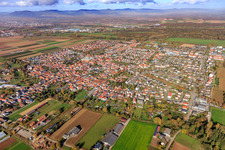 Vue aérienne de Vue de la ville depuis le sud-est à le quartier Offenbach in Offenbach an der Queich dans le département Rhénanie-Palatinat, Allemagne