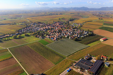 Vue aérienne de Vue de la ville depuis le nord-est avec Weinhaus Pfaffmann Impflingen à Impflingen dans le département Rhénanie-Palatinat, Allemagne