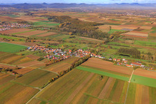 Vue aérienne de Vue du village depuis le sud à Hergersweiler dans le département Rhénanie-Palatinat, Allemagne