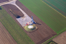 Vue aérienne de Chantier de construction pour la fondation d'une éolienne du parc éolien EnBW Freckenfeld - pour une éolienne à 6 éoliennes à Freckenfeld dans le département Rhénanie-Palatinat, Allemagne