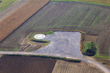 Vue aérienne de Chantier de construction pour la fondation d'une éolienne du parc éolien EnBW Freckenfeld - pour une éolienne à 6 éoliennes à Freckenfeld dans le département Rhénanie-Palatinat, Allemagne