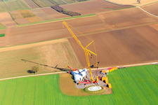 Chantier de construction d'un mât d'éolienne du parc éolien EnBW Freckenfeld - pour une éolienne à 6 éoliennes à Freckenfeld dans le département Rhénanie-Palatinat, Allemagne d'en haut