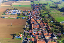 Vue aérienne de Raiffeisenstraße depuis l'ouest à Freckenfeld dans le département Rhénanie-Palatinat, Allemagne