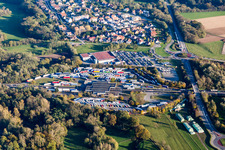 Vue aérienne de Camions stationnés à la station de péage de l'autoroute A35 avec le poste de police fédérale de Bienwald (anciennement le poste frontière franco-allemand de Lauterbourg) à Scheibenhard dans le département Bas Rhin, France
