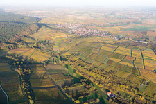 Vue aérienne de Sonnenberg à le quartier Schweigen in Schweigen-Rechtenbach dans le département Rhénanie-Palatinat, Allemagne
