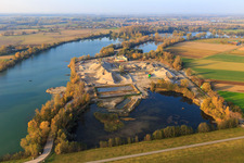 Vue aérienne de Lac de carrière dans les prairies du Rhin avec gravière de Heidelberg Materials Mineralik à Neupotz dans le département Rhénanie-Palatinat, Allemagne