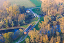 Vue aérienne de Station de pompage et écluse de Sonderheim Sud pour le Michelsbach à le quartier Sondernheim in Germersheim dans le département Rhénanie-Palatinat, Allemagne