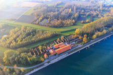 Musée de la briqueterie de Sondernheim et aire de repos de la véloroute du Rhin sur le barrage du Rhin à Germersheim dans le département Rhénanie-Palatinat, Allemagne d'en haut