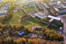 Vue aérienne de Parc municipal Fronte Lamotte avec Lamotte Ravelin (bâtiment de défense de tranchée), bâtiment de la porte de Weissenburg avec à Germersheim dans le département Rhénanie-Palatinat, Allemagne