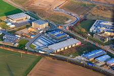 Vue aérienne de Zone industrielle dans la vallée de Spire avec TRANSAC International Speditionsgesellschaft mbH, ITK Engineering GmbH et le chantier de construction du nouveau bâtiment de Kardex Software GmbH à Rülzheim dans le département Rhénanie-Palatinat, Allemagne