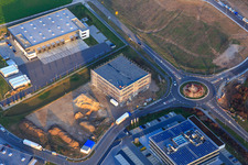 Vue aérienne de Zone industrielle dans la vallée de Spire avec TRANSAC International Speditionsgesellschaft mbH et chantier de construction du nouveau bâtiment de Kardex Software GmbH à Rülzheim dans le département Rhénanie-Palatinat, Allemagne
