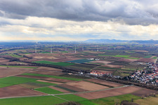 Vue aérienne de Gare et éoliennes près de Freckenfeld à Winden dans le département Rhénanie-Palatinat, Allemagne
