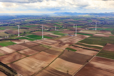 Chantier de construction du parc éolien EnBW Freckenfeld - pour éolienne avec 6 éoliennes à Freckenfeld dans le département Rhénanie-Palatinat, Allemagne d'en haut