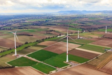 Chantier de construction du parc éolien EnBW Freckenfeld - pour éolienne avec 6 éoliennes à Freckenfeld dans le département Rhénanie-Palatinat, Allemagne hors des airs