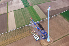Vue aérienne de Éolienne avant l'assemblage du rotor sur le chantier de construction du parc éolien Freckenfeld d'EnBW à Freckenfeld dans le département Rhénanie-Palatinat, Allemagne