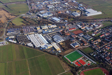 Vue aérienne de Terrain de sport Edenkoben et zone industrielle de Luitpoldstraße avec Tenneco GmbH et EDEKA Kissel SBK Edenkoben à Edenkoben dans le département Rhénanie-Palatinat, Allemagne