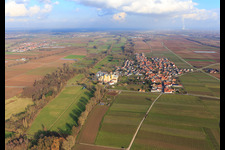 Vue aérienne de Vue du village depuis l'ouest à Freimersheim dans le département Rhénanie-Palatinat, Allemagne