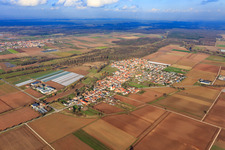Vue aérienne de Vue du village depuis le sud-ouest à Freisbach dans le département Rhénanie-Palatinat, Allemagne