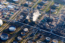 Vue aérienne de Raffinerie de pétrole MIRO à le quartier Knielingen in Karlsruhe dans le département Bade-Wurtemberg, Allemagne