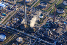Vue aérienne de Cheminées de la raffinerie de pétrole MIRO à le quartier Knielingen in Karlsruhe dans le département Bade-Wurtemberg, Allemagne