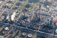 Vue aérienne de Raffinerie de pétrole MIRO à le quartier Knielingen in Karlsruhe dans le département Bade-Wurtemberg, Allemagne