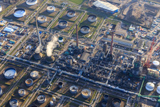 Vue aérienne de Cheminées de la raffinerie de pétrole MIRO à le quartier Knielingen in Karlsruhe dans le département Bade-Wurtemberg, Allemagne