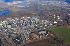 Vue aérienne de BEB Bioenergie Baden GmbH et Peter Gross Umwelt GmbH & Co. KG devant la raffinerie de pétrole MIRO à le quartier Knielingen in Karlsruhe dans le département Bade-Wurtemberg, Allemagne