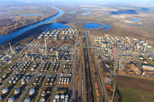 Vue aérienne de Voies ferrées, réservoirs et installations de la raffinerie de pétrole MIRO à le quartier Knielingen in Karlsruhe dans le département Bade-Wurtemberg, Allemagne