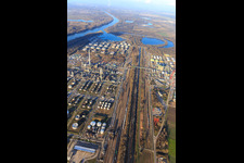 Vue aérienne de Voies ferrées, réservoirs et installations de la raffinerie de pétrole MIRO à le quartier Knielingen in Karlsruhe dans le département Bade-Wurtemberg, Allemagne