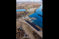 Vue aérienne de Quais et postes d'amarrage avec terminaux de chargement au nouveau port intérieur du Rhin à Lauterbourg dans le département Bas Rhin, France